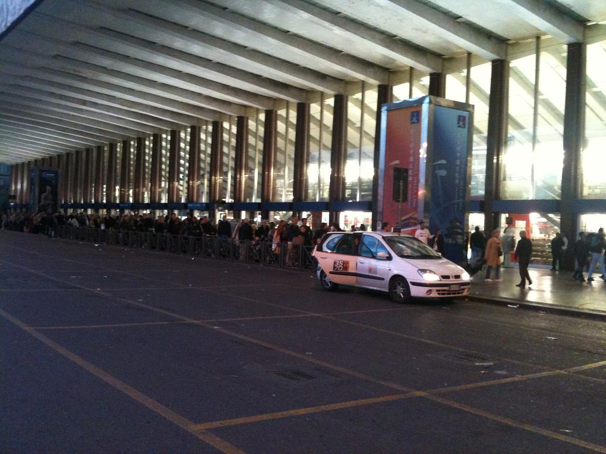 Taxi Fahrgäste stehen Schlange am Hauptbahnhof in Rom (Roma Termini)