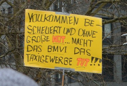 Plakat gegen die Politik des BMVI