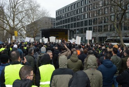 Taxifahrer vor Bühne am Verkehrsministrium